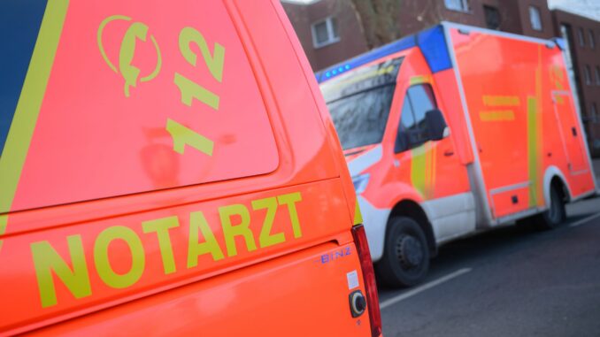 Notarzt und Rettungswagen Bei einem Unfall nahe Moorhusen ist eine Person schwer verletzt worden. (Symbolbild)
