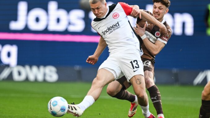 Eintracht Frankfurt - FC St. Pauli Frankfurts Rasmus Kristensen (l) erzielte nach nur 24 Sekunden die Führung gegen den FC St. Pauli.