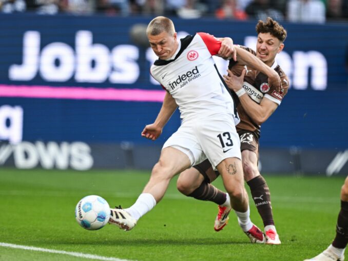 Frankfurts Rasmus Kristensen (l) erzielte nach nur 24 Sekunden die Führung gegen den FC St. Pauli.
