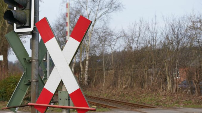 Bahnübergang An einem beschrankten Bahnübergang in Travemünde haben sich trotz eines herannahenden Zuges die Schranken nicht geschlossen. (Symbolbild)