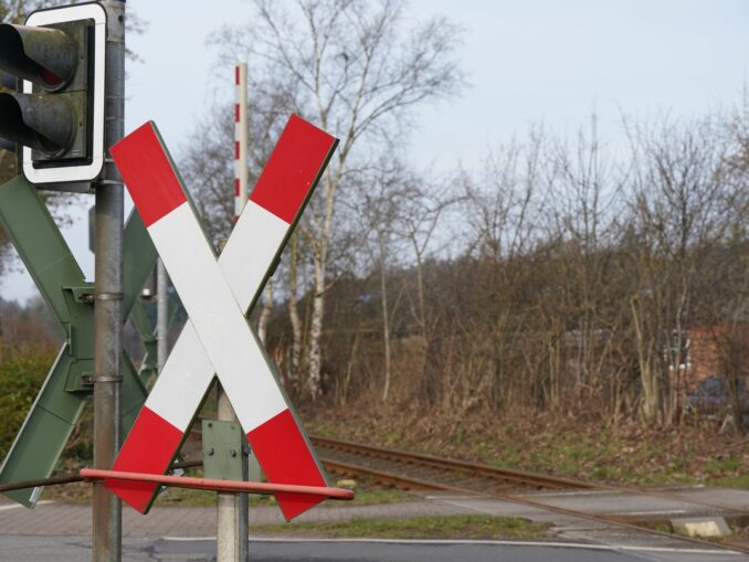 An einem beschrankten Bahnübergang in Travemünde haben sich trotz eines herannahenden Zuges die Schranken nicht geschlossen. (Symbolbild)