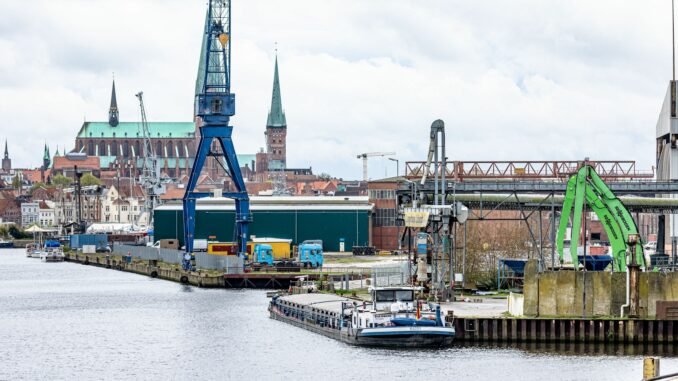 Hafen Lübeck Rund eine Milliarde Euro ist für die Modernisierung der Häfen in Schleswig-Holstein laut Ministerium nötig. (Archivbild)