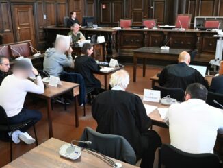 Die vier Angeklagten sollen insgesamt mehr als 200.000 Euro an Spenden für die Terrororganisation Islamischer Staat gesammelt haben.