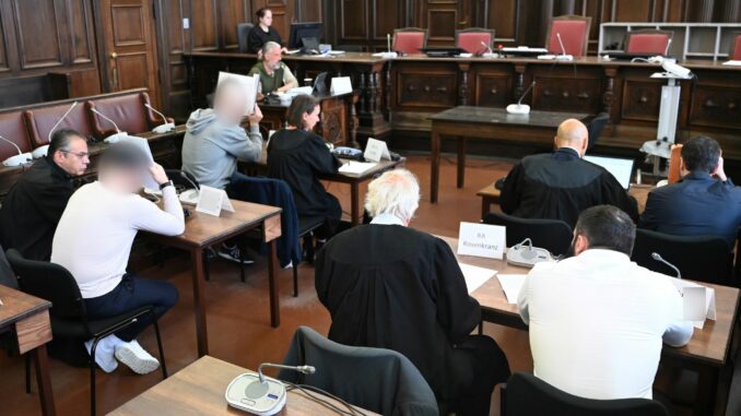 Prozessauftakt im Staatsschutzverfahren in Hamburg Die vier Angeklagten sollen insgesamt mehr als 200.000 Euro an Spenden für die Terrororganisation Islamischer Staat gesammelt haben.