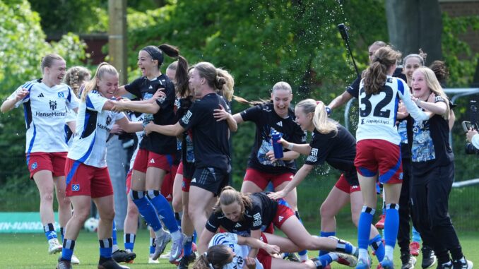Hamburger SV - SC Freiburg II Hamburgs Spielerinnen jubeln nach dem Schlusspfiff.