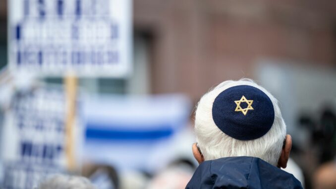 Pro-Israel-Kundgebung In Schleswig-Holstein wurde ein drastischer Anstieg antisemitischer Vorfälle erfasst. (Symbolbild)