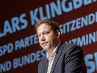 Klingbeil muss auch im Schleswig-Holstein Kritik von jungen Parteitagsdelegierten einstecken.