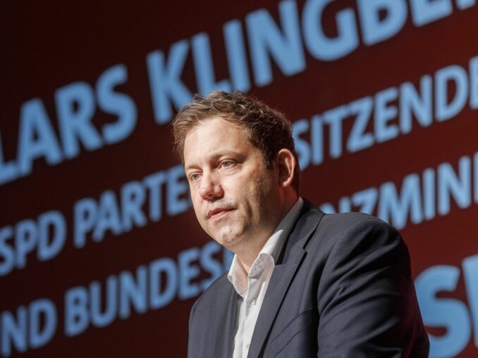 Klingbeil muss auch im Schleswig-Holstein Kritik von jungen Parteitagsdelegierten einstecken.
