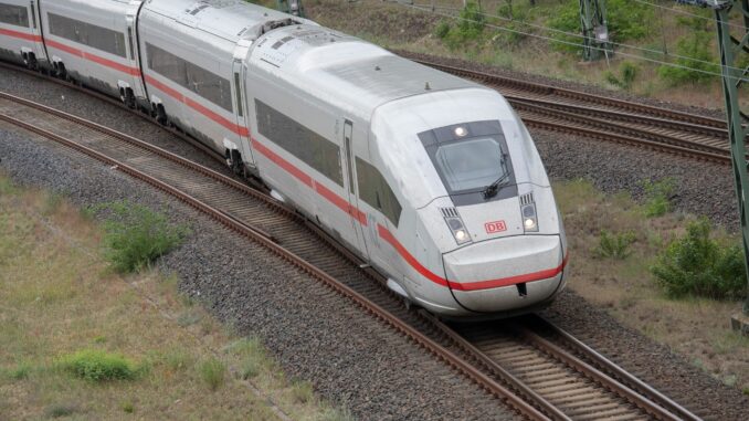 Deutsche Bahn Die Schnellzüge zwischen Berlin und Hamburg brauchen bald deutlich länger. (Archivbild)