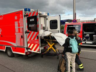 Die Polizei ist im Einsatz am Tatort.
