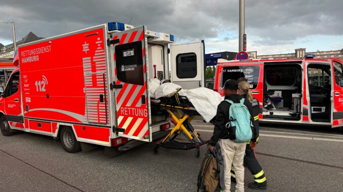 Mehrere Verletzte bei Messerangriff in Hamburg Die Polizei ist im Einsatz am Tatort.