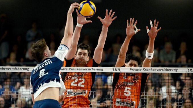 Lüneburgs Theo Mohwinkel gegen den Berliner Block mit Jake Hanes und Nehemiah Mote (r)