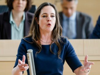 Die FDP-Finanzpolitikerin Annabell Krämer und ihre SPD-Kollegin Beate Raudies fordern einen Nachtragshaushalt. (Archivbild)