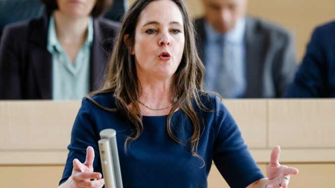 Annabell Krämer Die FDP-Finanzpolitikerin Annabell Krämer und ihre SPD-Kollegin Beate Raudies fordern einen Nachtragshaushalt. (Archivbild)