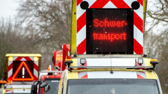 Schwertransport Das Bauteil eines Windrads ist in Elmshorn von einem Schwerlasttransporter gerutscht und blockiert nun die Straße. (Symbolbild)