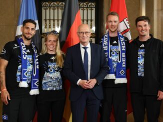 Tschentscher empfing die Doppelaufsteiger im Rathaus.