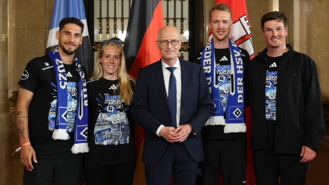 Aufstiegsfeier Hamburger SV Tschentscher empfing die Doppelaufsteiger im Rathaus.