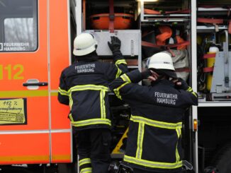 Die Hamburger Feuerwehr hat einen Brand in einer Tischlerei gelöscht. (Archivbild)