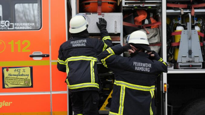 Feuerwehr Hamburg Die Hamburger Feuerwehr hat einen Brand in einer Tischlerei gelöscht. (Archivbild)