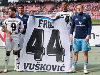 Ludovit Reis (l-r), Ransford-Yeboah Königsdörffer, Robert Glatzel und Torhüter Tom Mickel vom Hamburger SV solidarisieren sich mit dem wegen Dopings gesperrten Mario Vuskovic.