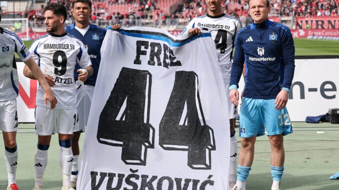Ludovit Reis (l-r), Ransford-Yeboah Königsdörffer, Robert Glatzel und Torhüter Tom Mickel vom Hamburger SV solidarisieren sich mit dem wegen Dopings gesperrten Mario Vuskovic. 