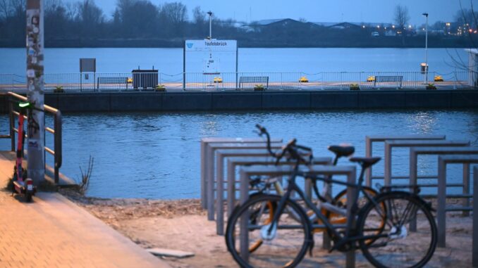 Anleger Teufelsbrück nahe dem Hafen Auf der Elbe ist ein Segler gerettet worden. (Archivbild)