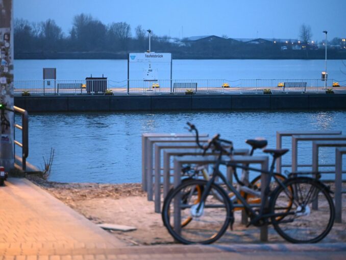 Auf der Elbe ist ein Segler gerettet worden. (Archivbild)