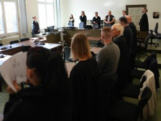 Die drei Angeklagten schweigen zu den schweren Vorwürfen der Staatsanwaltschaft.