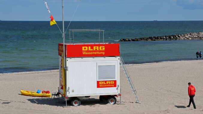 Vorsaison am Ostseestrand Wasserwacht und DLRG sind an den Küsten in die Wachsaison gestartet. /Archivbild)