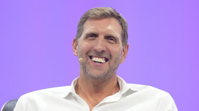 Dirk Nowitzki bei der Hamburger Digitalmesse OMR Mit David Hasselhoff gegen Stress - das hatte der frühere NBA-Basketballstar Dirk Nowitzki als Geheimrezept.