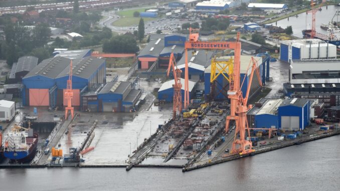 Schiffsrecycling in Emden Behördenschiffe und Fähren dürfen künftig auf einer Werft im ostfriesischen Emden abgewrackt und recycelt werden. (Archivbild)