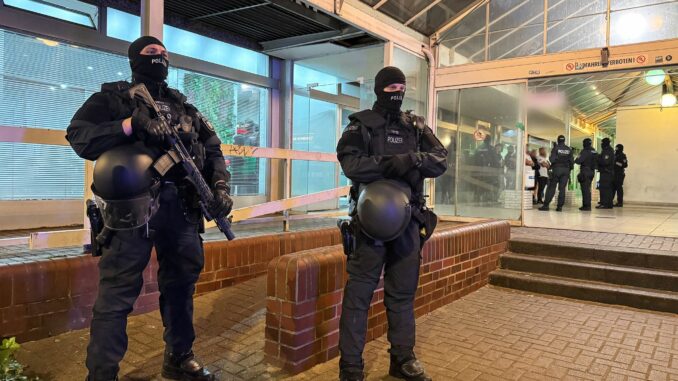 Razzia gegen illegales Glücksspiel in Gaststätten Rund 300 Einsatzkräfte der Polizei waren in Pinneberg im Einsatz.