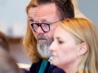 Wirtschaftsminister Claus Ruhe Maden (CDU) verteidigt im Ausschuss die Arbeit der Landesregierung im Fall Northvolt.