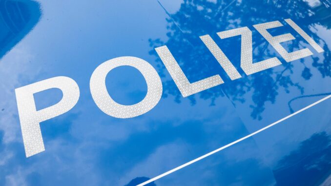 Symbolbild Polizei Der 21-Jährige erlitt bei dem Angriff einen Stich in den Rücken und mehrere oberflächliche Schnittverletzungen. (Symbolbild)
