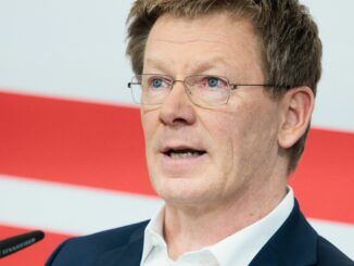 Bahnchef Richard Lutz hat nach der Messerattacke am Hamburger Hauptbahnbahnhof mit Einsatzkräften gesprochen. (Archivbild)