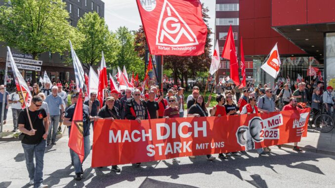 Demonstrationen zum 1. Mai in Hamburg Nach DGB-Angaben gingen in Hamburg zum Tag der Arbeit 9.000 Menschen auf die Straße.