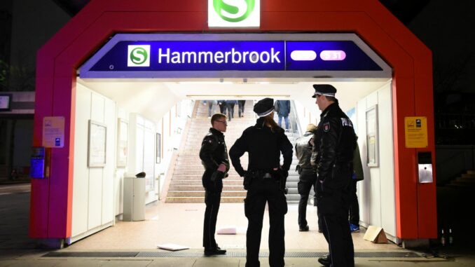 S-Bahn-Station Hammerbrook Im S-Bahnhof Hammerbrook ist ein Radfahrer schwer verletzt worden, nachdem er auf dem Bahnsteig gestolpert war. (Illustration)