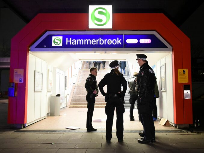 Im S-Bahnhof Hammerbrook ist ein Radfahrer schwer verletzt worden, nachdem er auf dem Bahnsteig gestolpert war. (Illustration)