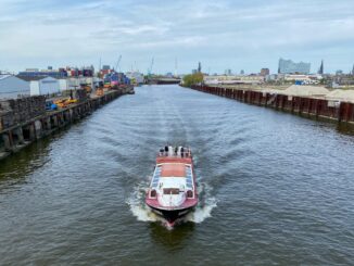 Eine Barkasse fährt auf einem Kanal im Hafen unter der Argentinienbrücke durch. (Archivbild)