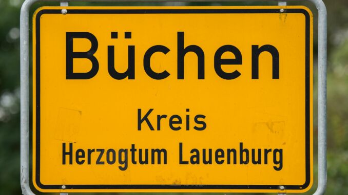 Mann springt in Büchen auf fahrenden Zug auf Im Bahnhof Büchen hat ein Raucher seine Zigarette nicht schnell genug geschafft und ist auf den fahrenden Zug aufgesprungen.