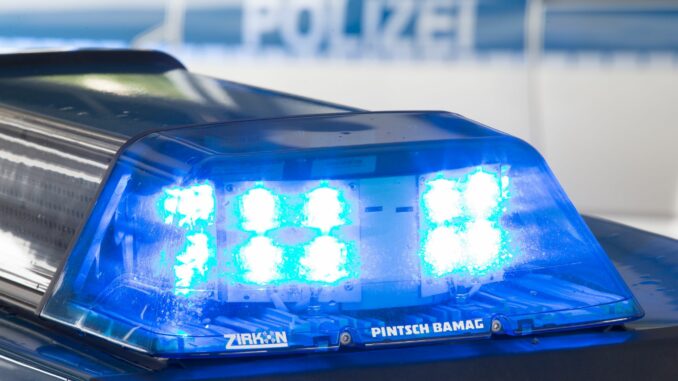Polizei - Symbolbild In Stedesand wurde ein Fahrer mit einem unrechtmäßig angebrachten Blaulicht gestoppt. (Symbolbild)
