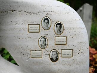 Die Porträts sind nach Angaben des Vereins Garten der Frauen kriminalpolizeiliche Aufnahmen.