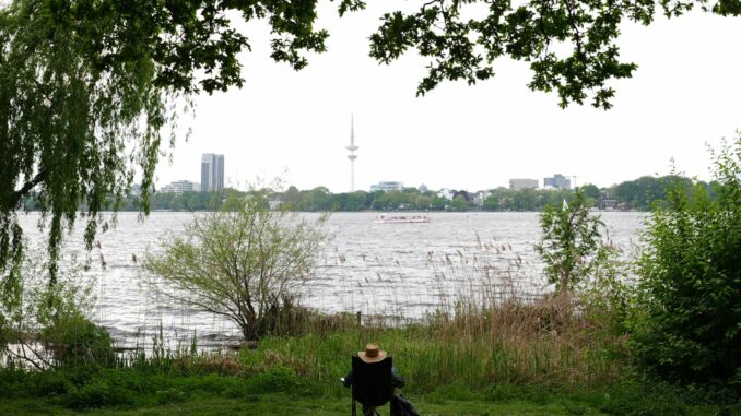 Erholung an der Alster In Hamburg, wie hier an der Außenalster, bleibt es in dieser Woche überwiegend trocken. (Symbolbild)