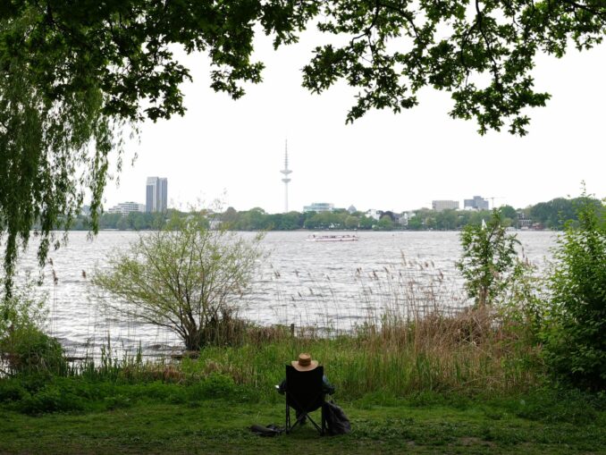 In Hamburg, wie hier an der Außenalster, bleibt es in dieser Woche überwiegend trocken. (Symbolbild)
