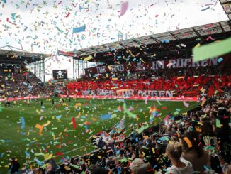 St. Paulis Fans feiern ihre Mannschaft beim Einlaufen.