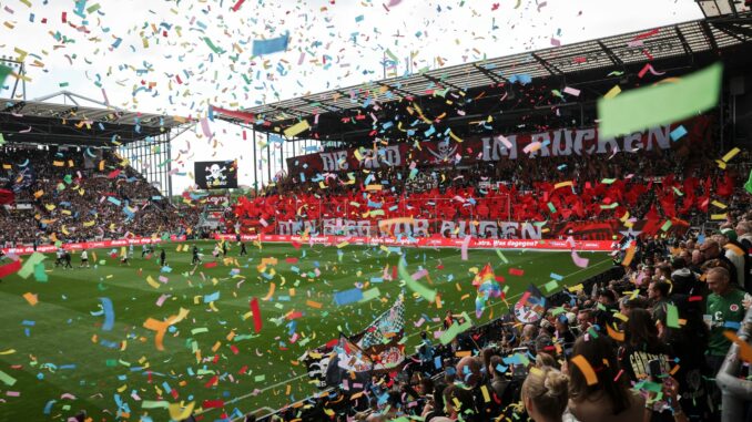 FC St. Pauli - VfL Bochum St. Paulis Fans feiern ihre Mannschaft beim Einlaufen.