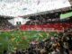St. Paulis Fans feiern ihre Mannschaft beim Einlaufen.