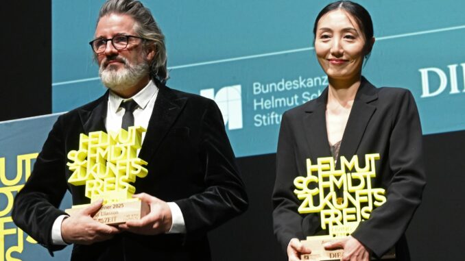 Verleihung des Helmut-Schmidt-Zukunftspreises 2025 Olafur Eliasson und Hwanhee Hwang stehen mit dem Helmut-Schmidt-Zukunftspreis auf der Bühne im Hamburger Thalia Theater.