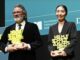 Olafur Eliasson und Hwanhee Hwang stehen mit dem Helmut-Schmidt-Zukunftspreis auf der Bühne im Hamburger Thalia Theater.