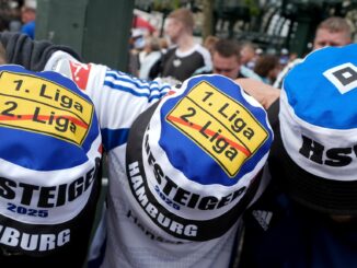 Die Zweitliga-Teams der Männer und der Frauen des Hamburger SV sind in die Bundesliga aufgestiegen.